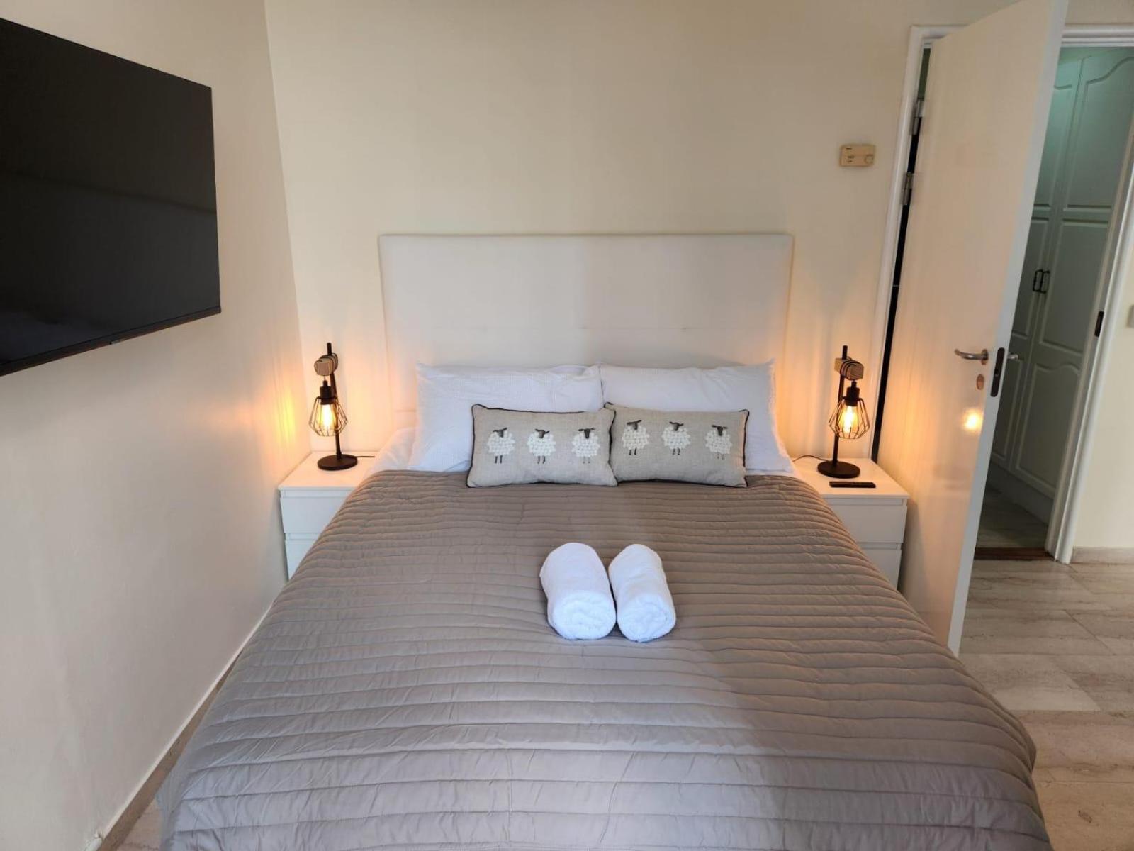 New With Ac Central Suites With Pool Access And Squash Courts! Sleeps Family Or 4 Guests ジブラルタル エクステリア 写真
